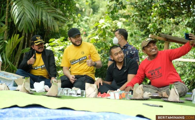 Wakil Gubernur Sumbar, Audy Joinaldy, didampingi Walikota Padang Panjang, H. Fadly Amran, bersama dengan Wakil Walikota, Drs. Asrul saat bersama warga.