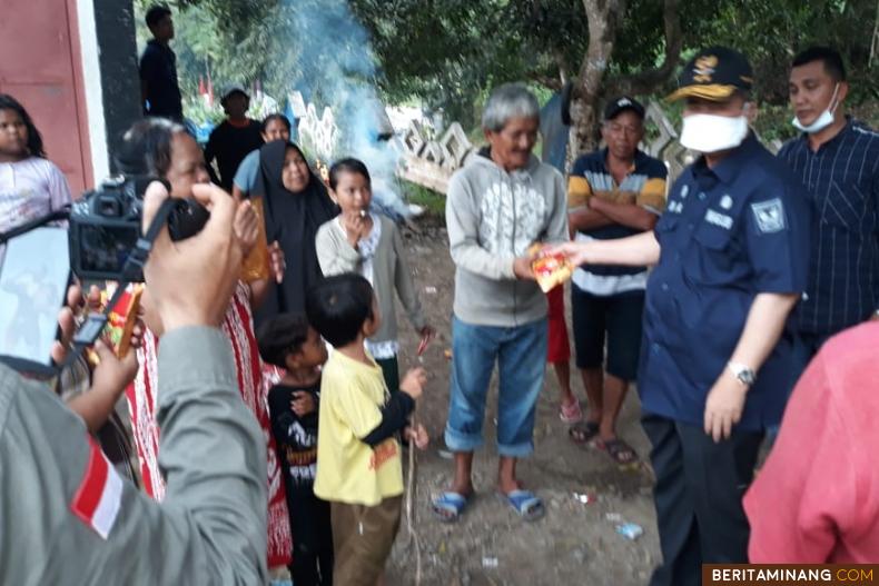 Wakil Gubernur Sumatera Barat, Nasrul Abit, secara simbolis menyerahkan bantuan lauk pauk berupa rendang kepada warga terdampak bencana gempa Sulawesi Barat, Selasa (2/2/2021).