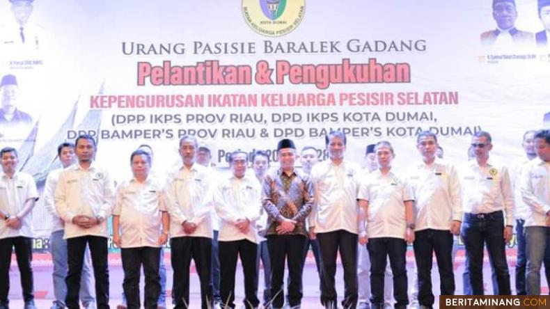 Wakil Bupati Rudi Hariyansyah foto bersama usai pengukuhan Pengurus IKPS Dumai di Hotel The Zuri Dumai,  Provinsi Riau, Minggu (12/3/2023). Foto: Kominfo Pessel