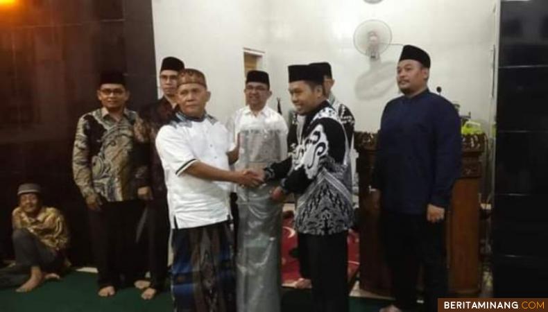 Wakil ketua DPRD Danny Ismaya saat menyerahkan bantuan Pemda untuk Masjid Nurul Hikmah Pauh, Lubuk Sikaping Jumat (31/3/23). Foto : FB Danny Ismaya