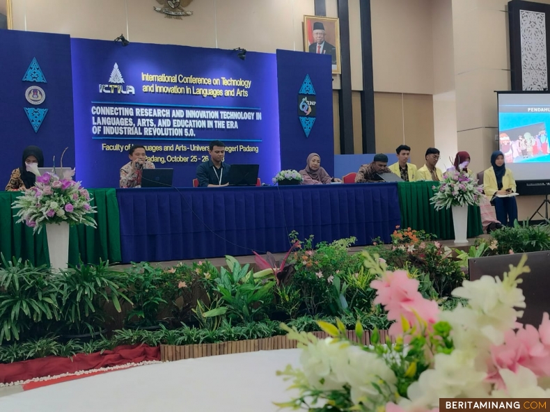 Suasana Konferensi Internasional ICTILA yang diselenggarakan oleh Fakultas Bahasa dan Seni Universitas Negeri Padang pada Rabu (25/10/2023) di Auditorium Kampus UNP Air Tawar Padang. Foto: ET