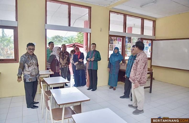 Wakil Rektor I Universitas Negeri Padang (UNP) Dr. Refnaldi, M.Litt., dan Ketua Senat Akademik Fakultas Ilmu Pendidikan (FIP) Prof. Dr. Alwen Bentri, M.Pd., bersama rombongan UNP melakukan peninjauan lapangan ke Kampus UNP Kampus Sawahlunto, Kamis (4/8). Foto: Humas UNP