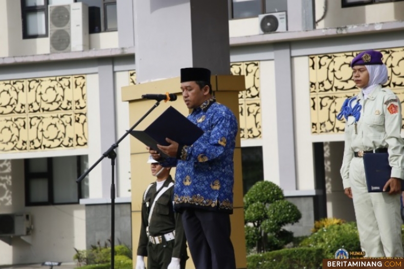 Wakil Rektor II UNP, Prof. Dr. Ir. Remon Lapisa, S.T., M.T., M.Sc. ketika pimpin upacara peringatan Hari Pahlawan 2024 di depan Rektorat Universitas Negeri Padang,kampus Air Tawar, Minggu (10/11/2024).  Foto: Humas UNP