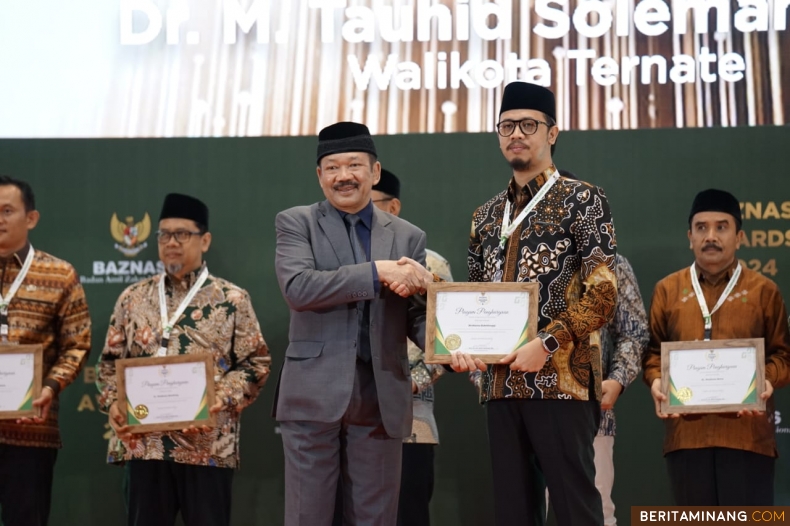 Wako Bukittinggi Erman Safar menerima penghargaan BAZNAS Award 2024 kategori 