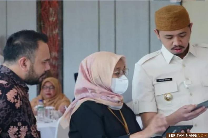 Wako Erman Safar mencoba membuka aplikasi SP4N Lapor di HP nya usai membuka Bimtek dan sosialisasi aplikasi tersebut Poto : Kominfo Bukittinggi