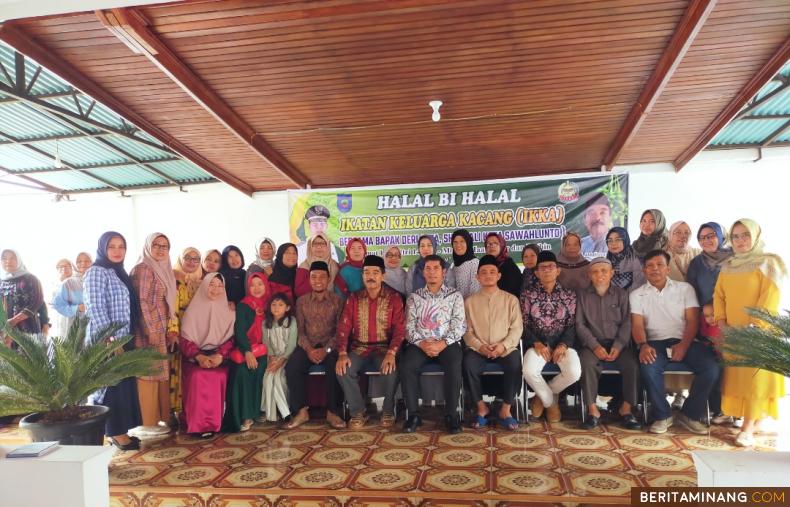 Wako Deri Asta bersama Ketua dan Pengurus DPC Ikatan Keluarga Kacang (IKKA) Sawahlunto saat acara Halal bi Halal di Balairung Rumah Dinas Walikota, Ahad (7/5/2023) Foto : Iyos