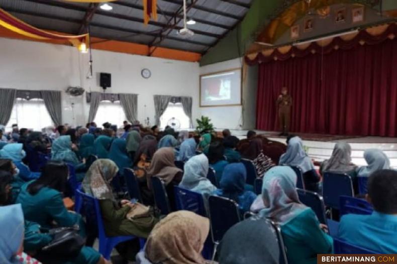 Ratusan guru muatan lokal di  Bukittinggi diberi arahan oleh Wako Erman Safar. Foto : Dok Diskominfo Bukittinggi