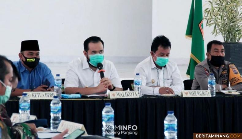 Walikota Fadly Amran BBA Datuak Paduko Malano ketika mengikuti rapat evaluasi PSBB bersama Gubernur Sumatera Barat Irwan Prayitno melalui Video Conference di balaikota setempat, Rabu, (3/6).