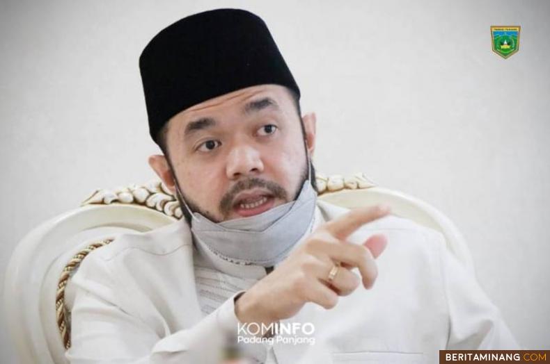 Wali Kota Padang Panjang H. Fadly Amran, BBA Datuak Paduko Malano.