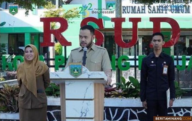 Wali Kota Padang Panjang, H.  Fadly Amran, BBA Datuak Paduko Malano, Senin (19/6) saat memimpin Apel Pagi di halaman RSUD. Turut hadir, Direktur RSUD, dr. Lismawati R, M.Biomed, Sp.PA. Foto: Kominfo Padang Panjang