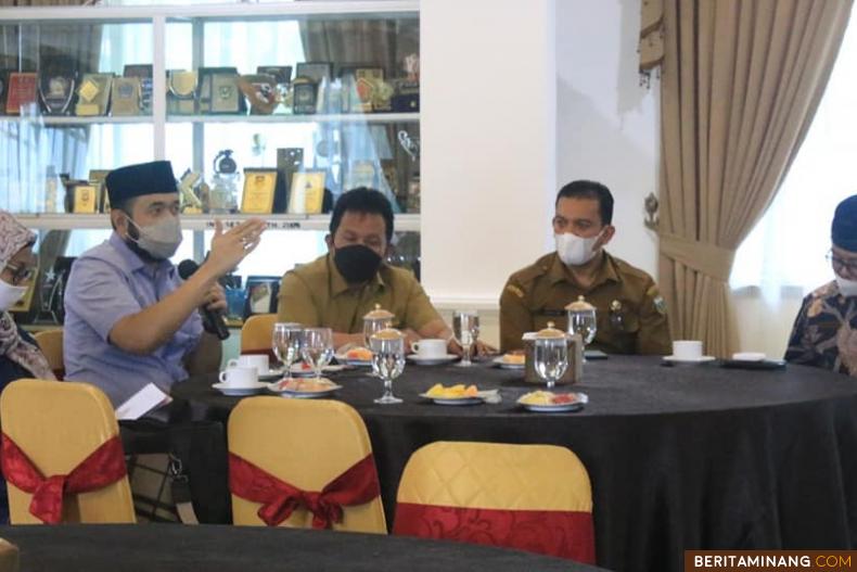 Wali Kota, H. Fadly Amran, BBA Datuak Paduko Malano saat rapat koordinasi.