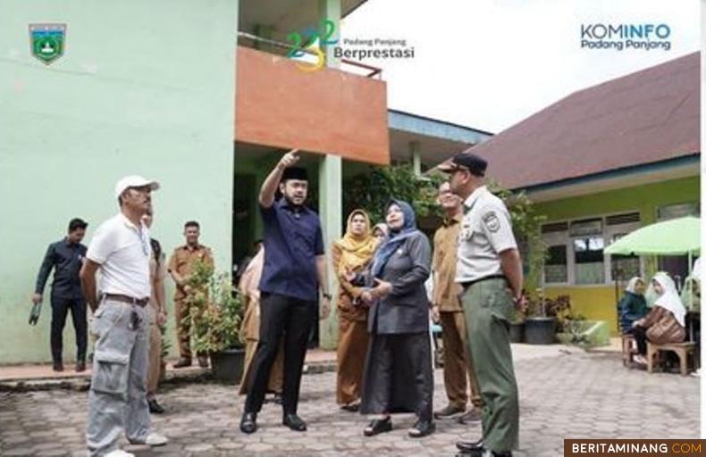 Wali Kota, H. Fadly Amran BBA Datuak Paduko Malano saat meninjau sebuah sekolag usai bersama OPD terkait serta perwakilan guru, rapat di Ruang VIP Balai Kota, Selasa (9/5). Foto: Kominfo Padang Panjang