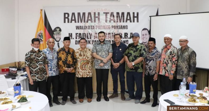 Wako Padang Panjang, H. Fadly Amran, BBA Datuak Paduko Malano saat bersilaturahmi dengan perantau yang tergabung dalam Ikatan Keluarga Minang Sulawesi Tenggara di Kota Kendari, Senin (7/2) malam.