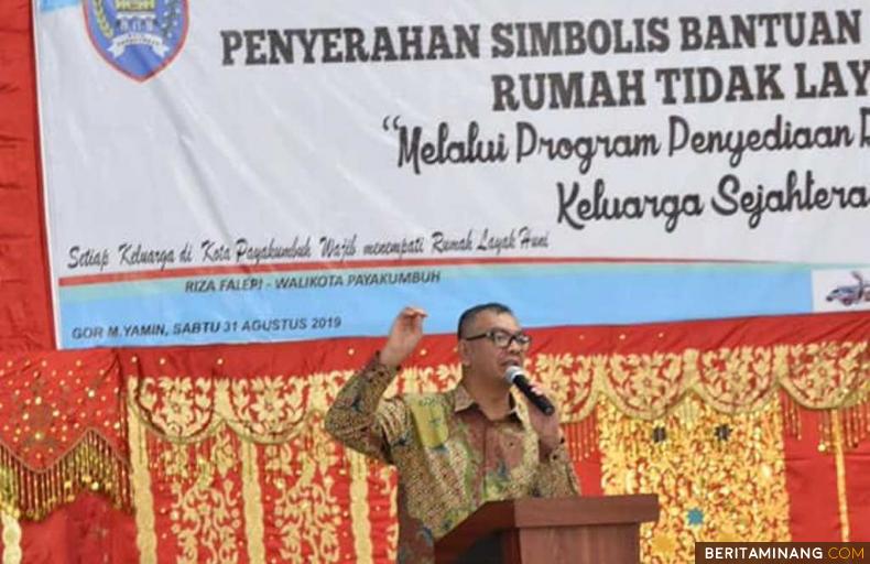 Wako Payakumbuh H. Riza Falepi saat acara bantuan rumah tak layak huni. Edo