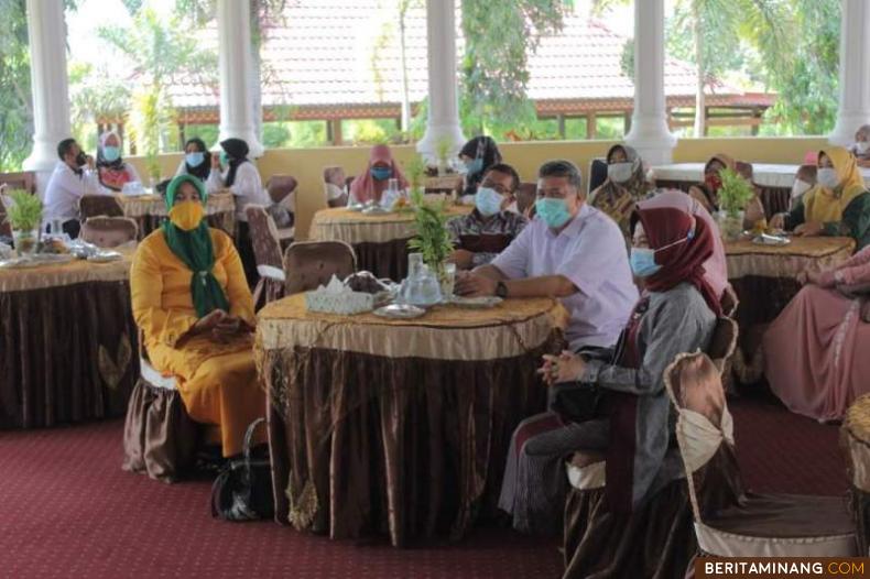 Wako Solok H.Zul Elfian saat menghadiri perpisahan Wakil Ketua III Tim Penggerak PKK Kota Solok.