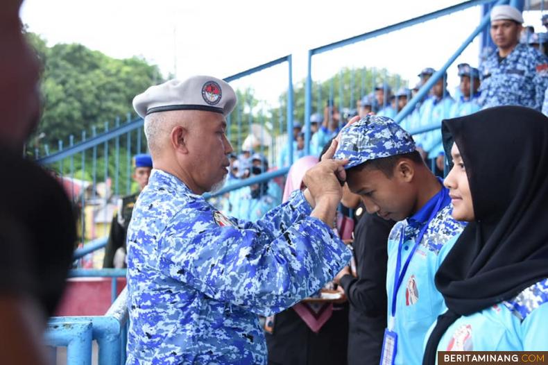 Wali Kota Padang Mahyeldi saat melepas sekitar 300 orang peserta Napak Tilas Perjuangan PDRI di Tribun Utama Gor Agus Salim, Senin (16/12/2019)