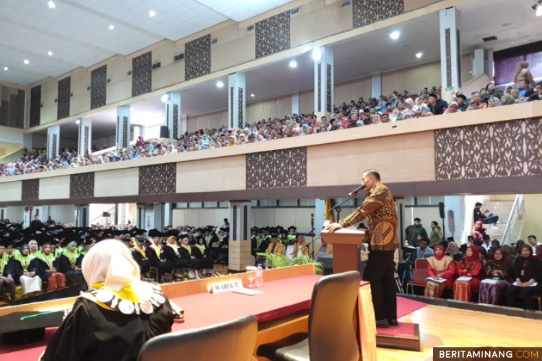 Wakil Menteri Dikti Sains dan Teknologi, Prof. Dr. Fauzan, M.Pd. pada Upacara Wisuda, Sabtu (14/12) bertempat di Auditorium Kampus UNP Air Tawar Padang. Foto ET.