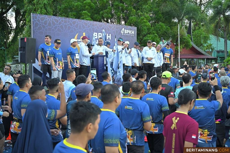 Plt Gubernur Sumatera Barat (Sumbar), Audy Joinaldy beserta Wakil Menteri Agama (Wamenag) RI, Muhammad Syafi'i ketika melepas ratusan peserta 