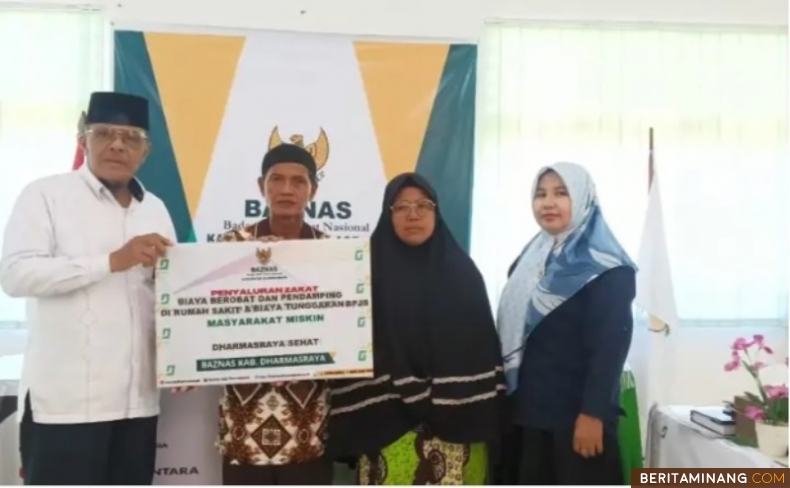 Ketua Baznas Kabupaten Dharmasaraya Z Lubis foto bersama usai  menyalurkan zakat untuk bantuan biaya berobat dan pendampingan di rumah sakit dalam program Dharmasraya, beberapa waktu lalu. Foto: Kominfo Dharmasraya