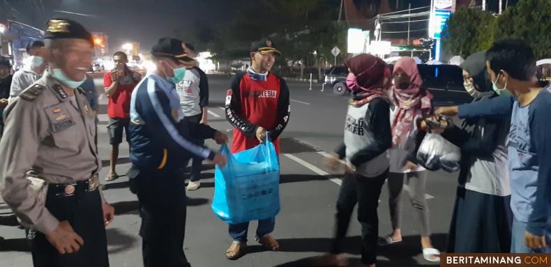 Warga Kembali Bantu Petugas Posko Covid-19 Yang Bertugas Malam Dengan Camilan