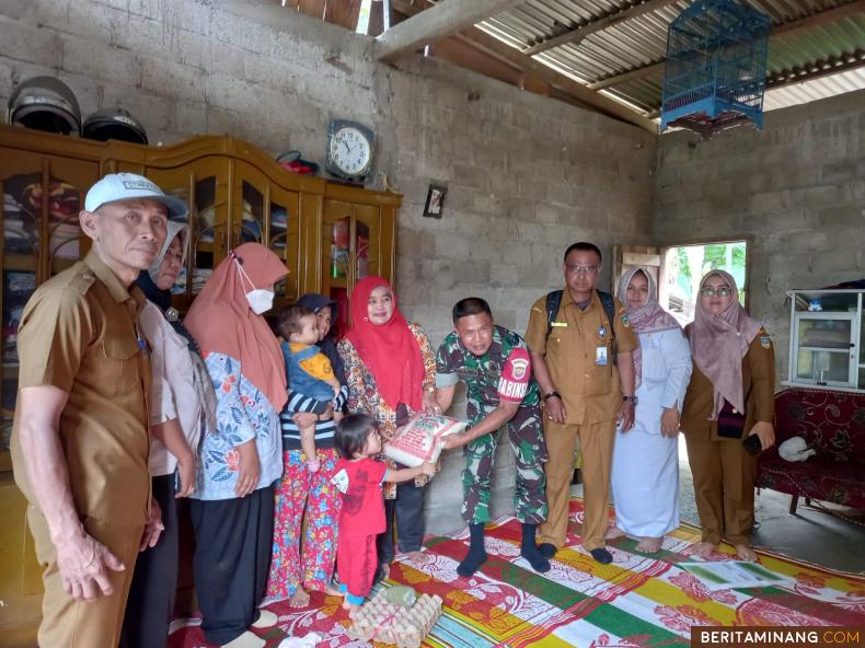 Suasana Gerakan Berkunjung Perwakilan BKKBN Provinsi Sumbar ke rumah warga Jorong Alai Nagari Sako Selatan, Senin (25/7/2022). Ist.