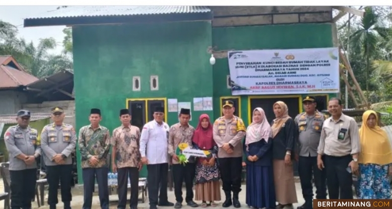 Tim Baznas Kabupaten Dharmasraya bersama Jajaran Polres Dharmasraya ketika menyerahkan kunci bedah rumah tidak layak huni (RTLH) 2024 ke Delmi Asni yang tinggal di Jorong Sungai Salak, Nagari Sungai Duo, Kecamatan Sitiung. Foto: Kominfo Dharmasraya