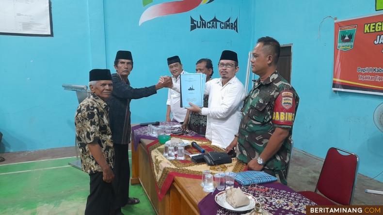 Anggota DPRD Sumbar dari Fraksi Gerindra, Jasma Juni (JJ) Dt. Gadang menerima proposal aspirasi dari Ketua Badan Musyawarah (Bamus) Nagari Sungai Gimba Ulakan, Syamsul Bahri. Foto: Rokcalva