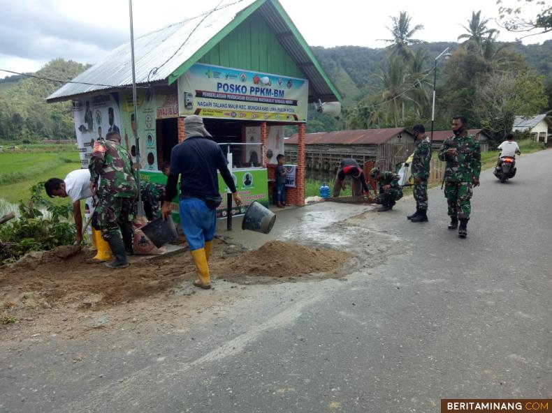 Warga Talang Maur bersama Satgas Pra TMMD dan Babinsa bergotong royong benahi Posko PPKM di Nagari Talang Maur.