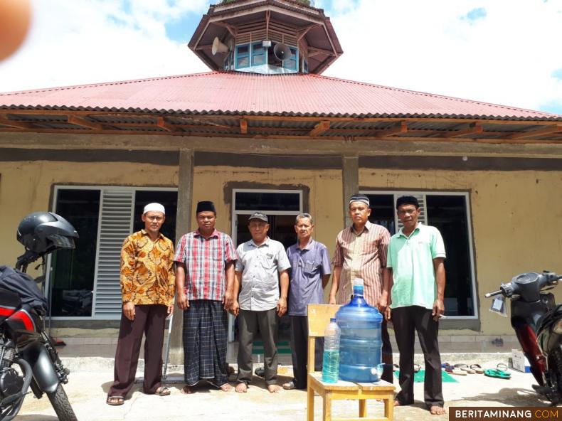 Para pengurus Mesjid Tauhid, SawahTapian, Desa Talawi Mudik, Sawahlunto merasa bersyukur dapat merealisasikan surau jadi mesjid. Foto  Iyos