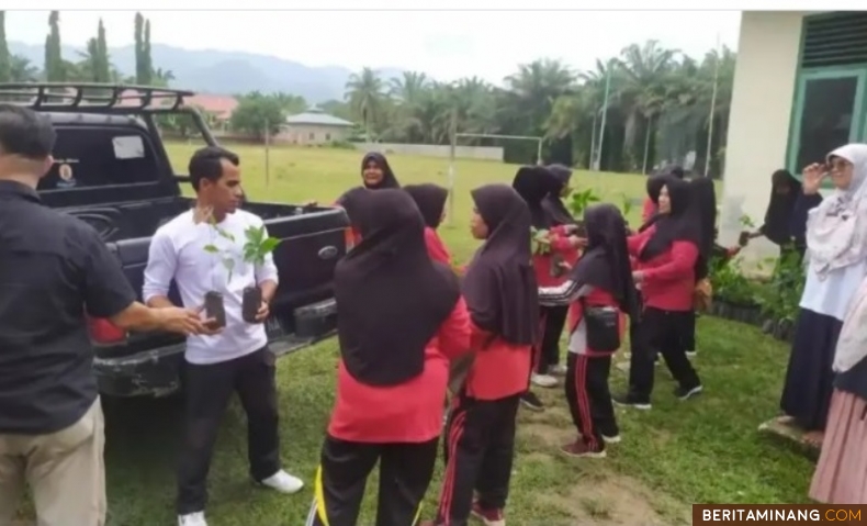 Suasana pengabdian masyarakat gabungan Dinas Sosial, Pemberdayaan Perempuan dan Perlindungan Anak, Pengendalian Penduduk dan KB Dharmasraya bersama Civitas Akademika Kampus, Selasa (1/7/2024). Foto: Kominfo Dharmasraya