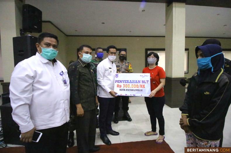 Wawako Erwin Yunaz Serahkan Bantuan JPS Dampak Covid - 19, Per KK Terima Rp 300.000