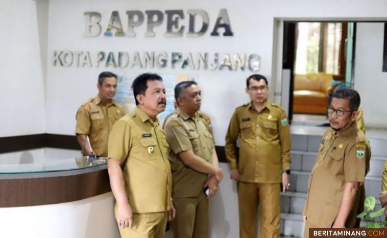 Wawako Padang Panjang Asrul saat melakukan sidak ke Sejumlah OPD, Senin (2/1/2023). Foto: Kominfo Padang Panjang