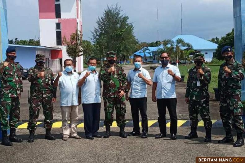 Dan Lanud Sutan Sjahrir Padang Kol. Pnb. MRY. Fahlefie, S.Sos, Psc foto bersama dengan Ketua Umum KONI Sumbar Syaiful, SH, M.Hum usai pertemuan di Crew Room Lanud Sutan Sjahrir Padang. Foto: Humas KONI Sumbar