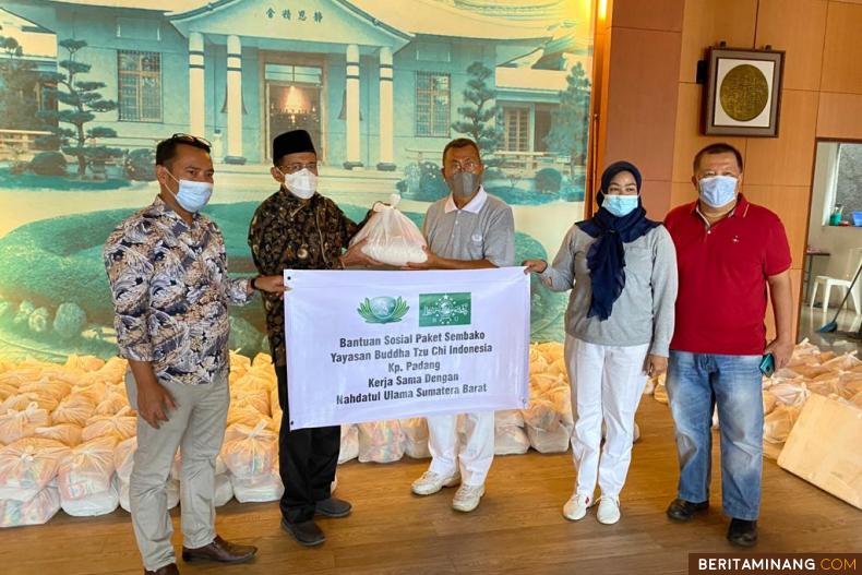 Yayasan Buddha Tzu chi Padang dengan Nahdatul Ulama Provinsi Sumatera Barat memberikan bantuan kepada masyarakat yang kurang mampu sebanyak 1000 paket bantuan yang dilaksanakan pada Jumat (8/5).