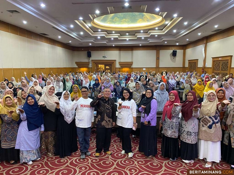 Foto bersama peserta pelatihan peningkatan kompetensi numerasi guru SD dengan pendekatan matematika realistik Provinsi Sumatera Barat Tahun 2024. Foto: Humas YPMIPA Sumbar