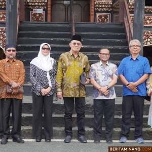 Presiden Matta Malaysia Kagumi Rumah Gadang Museum Bustanil Arifin PDIKM Padang Panjang