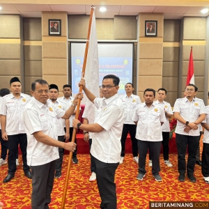 Rektor UNP Dilantik jadi Ketua Pengprov Asosiasi Floorball Indonesia Sumbar