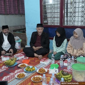 Singgah Sahur di Pariaman, Gubernur Mahyeldi Salurkan Bantuan Rehab Rumah Warga