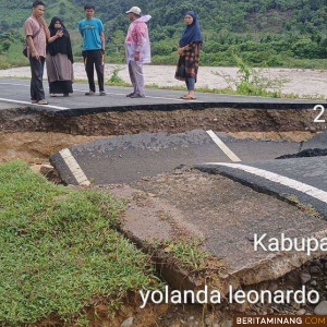 Warga Lewati Jalan Alternatif di Jalan Provinsi yang Putus Akibat Banjir di Pessel