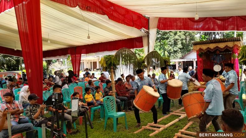 PADANG SAGO - Anggota DPRD Sumbar Dapil II (Kab. Padang Pariaman dan Kota Pariaman) dari Fraksi Gerindra, Jasma Juni (JJ) Dt Gadang mengatakan, sebagai legislator ia merasa terpanggil memasukkan pokok-pokok pikiran (Pokir) ke kegiatan seni dan budaya yang menjadi warisan budaya tak ternilai, terutama di Kabupaten Padang Pariaman dan Kota Pariaman. Demikian penegasan JJ Dt Gadang saat berbicara ketika menutup secara resmi Festival Tambua Tasa antar kecamatan se Kabupaten Padang Pariaman dan Kota Pariaman di laga-laga Korong Padang Kabau Nagari Koto Dalam Kecamatan Padang Sago Kab. Padang Pariaman, Sumbar, Minggu sore (25/6/2023).