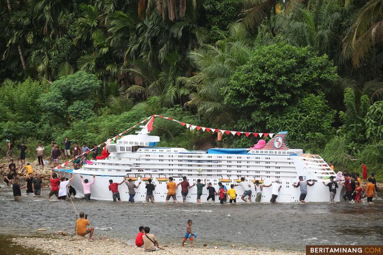 Warga menyaksikan Alek Nagari Bakajang di Nagari Gunuang Malintang, Lima Puluh Kota, Sumbar, Kamis (06/5/2022). Alek Bakajang (perahu) yang diadakan untuk memeriahkan Idul Fitri merupakan atraksi budaya terbaik I tingkat nasional 2021 dalam ajang Anugerah Pesona Indonesia (API) Award 2021. (Beritaminang/Adi Prima).