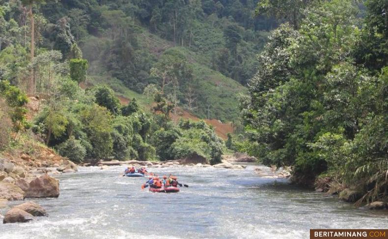 UJI NYALI DI PALANGAI GADANG - Batang Palangai Gadang sebagai arena arung jeram memiliki beberapa kelebihan jika dibandingkan dengan sungai lainnya. Diantara kelebihannya, memiliki akses jalan yang sangat baik. Lokasi ini jika di menej dengan baik, bisa jadi lokasi yang digemari para penggemar olahraga petualangan. Foto Humas Pessel