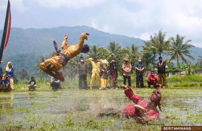 Dua pesilat unjuk kebolehan di depan rombongan Kemenparekraf bersama selebgram di Desa Wisata Kubu Gadang, Sabtu (13/3). Atraksi silek lanyah ini, menjadi icon wisata di desa wisata itu. Tidak hanya menyajikan atraksi, di lokasi ini juga ada pasar digital yang beraktivitas setiap Ahad pagi menjelang siang. Kubu Gadang pada November 2020 lalu, didapuk sebagai desa wisata terbaik Sumbar dan memboyong GIPI Award 2020. Fotografer: Harris Suyata