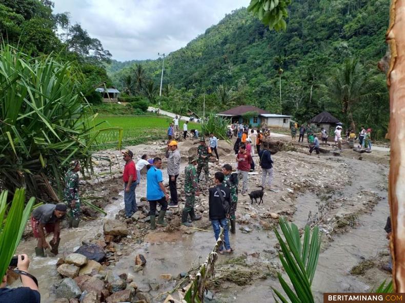 SUNGAI PAGU - Banjir dan tanah longsor melanda Kabupaten Solok Selatan beberapa hari lalu. BPBD Solok Selatan mencatat untuk sementara kerugian akibat banjir yang melanda beberapa kecamatan di Solsel mencapai Rp. 7,743 Miliar yang disebabkan kerusakan pada infrastruktur jembatan, irigasi, fasilitas umum lain, dan rumah penduduk. Kerugian tersebut terdapat pada 3 kecamatan yang ada, yakni Koto Parik Gadang Diateh, Sungai Pagu, dan Sangir. Foto-Foto Humas Solsel