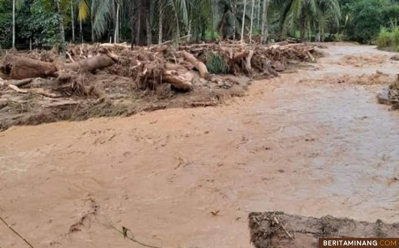 <b>				GALODO DI TANAH PASAMAN - </b>Kawasan terjauh Kabupaten Pasaman, Nagari Muaro Sungai Lolo, kembali dihantam gelombang banjir dan galodo dahsyat, Sabtu (15/2/2020) sore, ba