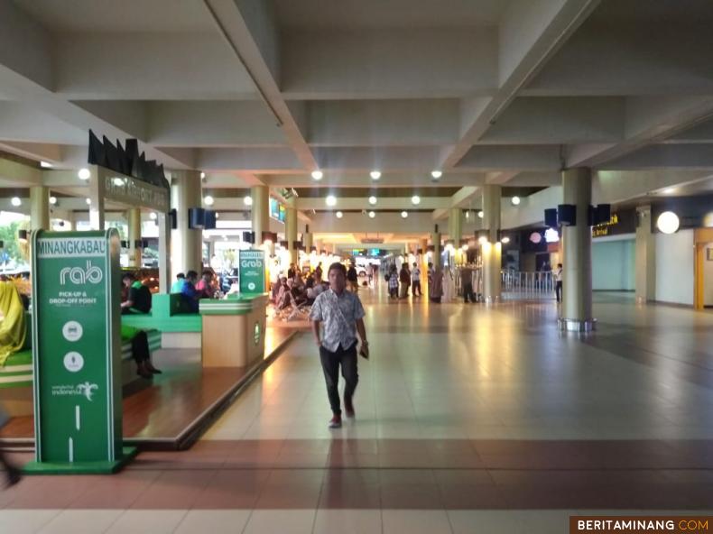 JAUH BERKURANG - Bandara Internasional Minangkabau (BIM) di Padang Pariaman Sumbar, tampak sedikit lengang sejak kasus Covid-19 merebak di Indonesia. Biasanya di pintu kedatangan dan pemberangkatan, akan ramai pengantar dan penjemput disamping penumpang yang datang dan berangkat, seperti dipotret Selasa sore kamaren, 17 Maret 2020. Foto Calva