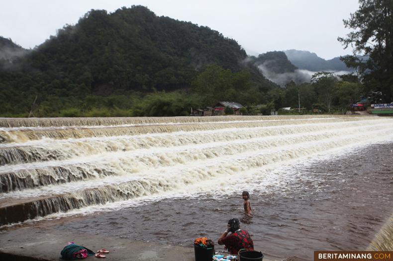 Warga manfaatkan aliaran air Danau Irigasi Taram untuk mandi dan mencuci di Kapalo Banda, Taram, Limapuluh Kota, Sumbar, Rabu (16/3/2022). Danau Irigasi Taram selain berfungsi untuk pengairan sawah dan perkebunan merupakan destinasi wisata air yang ramai dikunjungi setiap akhir pekan. (Beritaminang/AP).