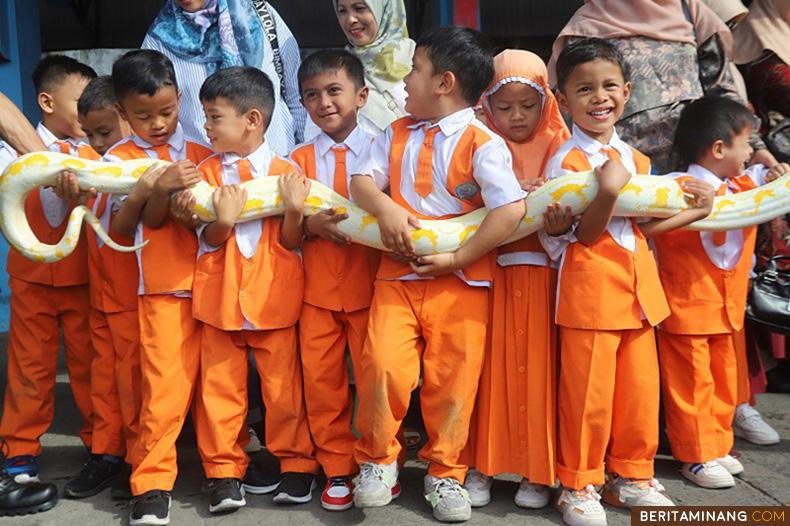 Anggota Damkar Tanah Datar berikan edukasi tentang alat-alat pemadam kebakaran dan satwa kepada murid Taman Kanak-Kanak di Batusangkar, Sumbar, Kamis (31/10/2024). (Beritaminang/AP)