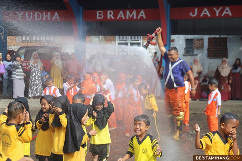 Anggota Damkar Tanah Datar berikan edukasi tentang alat-alat pemadam kebakaran dan satwa kepada murid Taman Kanak-Kanak di Batusangkar, Sumbar, Kamis (31/10/2024). (Beritaminang/AP)