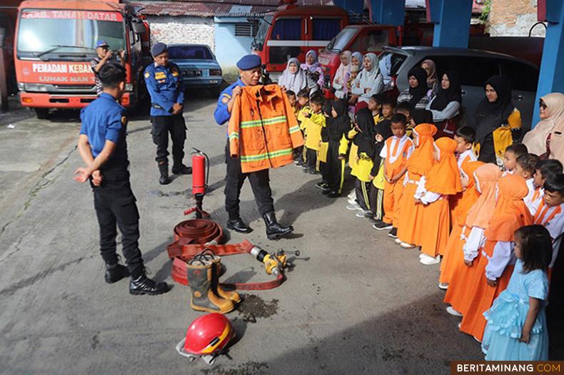 Anggota Damkar Tanah Datar berikan edukasi tentang alat-alat pemadam kebakaran dan satwa kepada murid Taman Kanak-Kanak di Batusangkar, Sumbar, Kamis (31/10/2024). (Beritaminang/AP)